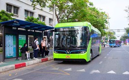 Tiếp tục bổ sung thêm xe buýt điện vào các tuyến