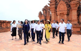 Phát triển du lịch và công nghiệp văn hóa gắn với bảo tồn, phát huy giá trị văn hóa dân tộc