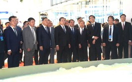 Chủ tịch Quốc hội Trần Thanh Mẫn và lãnh đạo thành phố Hà Nội tham quan khu triển lãm trưng bày Quy hoạch Thủ đô
