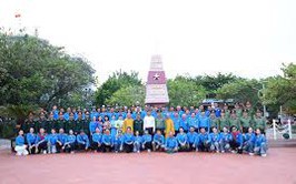 Khen thưởng thành tích tham gia Đoàn Đại biểu thành phố Hà Nội đi thăm, động viên quân và dân quần đảo Trường Sa; cán bộ, chiến sỹ Nhà giàn DK-I