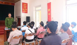 Công an xã Bất Bạt làm sạch dữ liệu đăng ký phương tiện và giấy phép lái xe trên địa bàn xã Bất Bạt