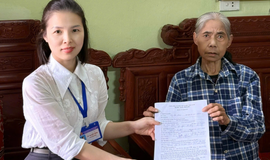 Cán bộ Điểm Hỗ trợ dịch vụ công số Yên Nghĩa đến tận nhà hỗ trợ công dân bệnh nặng thực hiện thủ tục hành chính