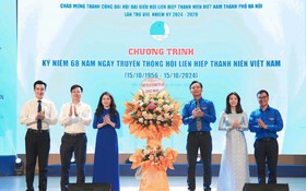 Trao giải thưởng cho gương cán bộ Hội tiêu biểu và thanh niên sống đẹp