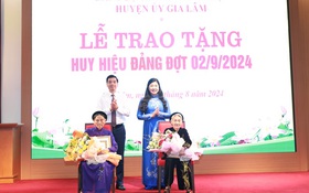 Huyện ủy Gia Lâm: Trao Huy hiệu Đảng tặng 257 đảng viên dịp 2/9