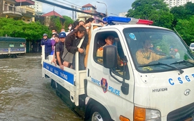 Cảnh sát giao thông Hà Nội huy động tối đa lực lượng hỗ trợ người dân vượt qua các điểm ngập úng