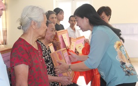 Chủ tịch Ủy ban MTTQ Việt Nam Thành phố Nguyễn Lan Hương thăm, động viên người dân bị ảnh hưởng bởi ngập úng