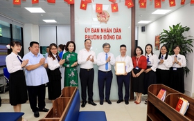 Phó Chủ tịch UBND Thành phố Trương Việt Dũng trao Thư cảm ơn Điểm Phục vụ hành chính công phường Đống Đa