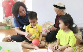 Lãnh đạo Mặt trận Thành phố thăm hỏi, động viên nhân dân vùng ngập lụt tại xã Trung Giã, Đa Phúc