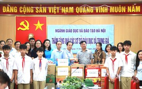 Ngành Giáo dục Hà Nội trao hàng chục tấn hàng hỗ trợ các trường học bị ảnh hưởng sau bão số 11