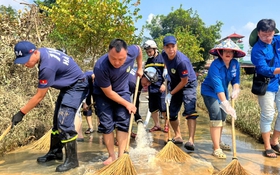 Cán bộ chiến sỹ Công an Thành phố hỗ trợ người dân khắc phục hậu quả, sớm ổn định cuộc sống