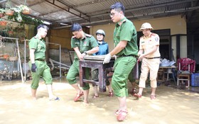 Hình ảnh hàng trăm chiến sĩ Công an Hà Nội lội bùn giúp dân sau trận lũ lịch sử