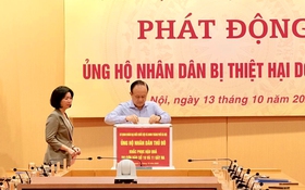 Cơ quan Đoàn đại biểu Quốc hội và HĐND thành phố Hà Nội quyên góp ủng hộ người dân khắc phục hậu quả bão, lũ