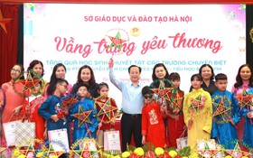 Ngành Giáo dục Hà Nội tặng quà Tết Trung thu tới học sinh của ba trường chuyên biệt