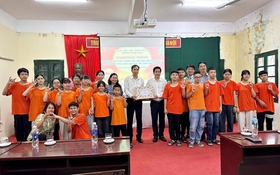 Trao quà Tết Trung thu tại Trường Phổ thông cơ sở Dân lập dạy trẻ câm điếc Hà Nội