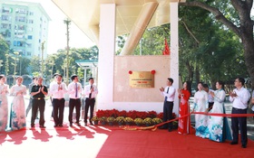 Gắn biển 2 công trình trường học cấp Thành phố tại phường Yên Sở
