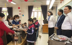 Kiểm tra đột xuất tổ chức suất ăn sẵn cho học sinh bán trú