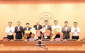 Đảng ủy UBND thành phố Hà Nội tiếp nhận 4 đảng bộ cấp trên cơ sở