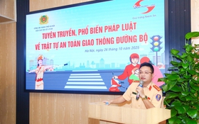 Cảnh sát giao thông Hà Nội tuyên truyền pháp luật cho tài xế xe tải