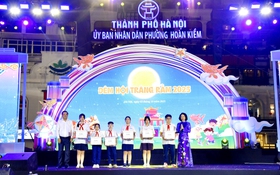 Phó Chủ tịch UBND Thành phố Vũ Thu Hà chung vui Đêm hội Trăng rằm Trung thu Phố cổ cùng thiếu nhi phường Hoàn Kiếm