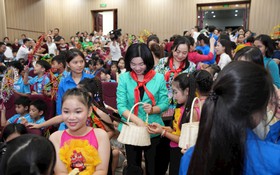 Phó Chủ tịch Thường trực HĐND thành phố Hà Nội Phùng Thị Hồng Hà dự “Đêm hội Trăng rằm” tại xã Vân Đình