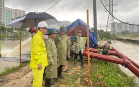 Phó Chủ tịch UBND Thành phố Nguyễn Mạnh Quyền chỉ đạo khắc phục tình trạng ngập úng
