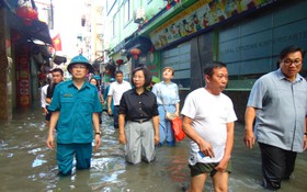 Lãnh đạo Ủy ban MTTQ Việt Nam Thành phố trao quà động viên các hộ dân bị ảnh hưởng mưa bão