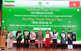 “Hành trình từ xứ sở Phượng Hoàng đến đất nước con Rồng cháu Tiên”