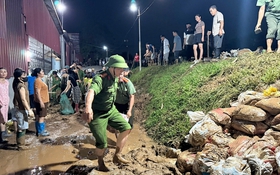 Hà Nội: Công an cơ sở nỗ lực hỗ trợ người dân ứng phó với mưa lũ