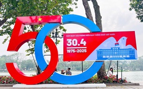 Hà Nội trang hoàng rực rỡ kỷ niệm 50 năm Ngày Giải phóng miền Nam, thống nhất đất nước
