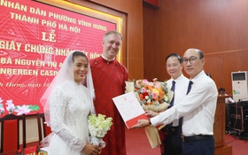 Phường Vĩnh Hưng: Trao Giấy chứng nhận kết hôn có yếu tố nước ngoài