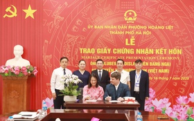 Phường Hoàng Liệt lần đầu tiên trao Giấy chứng nhận kết hôn có yếu tố nước ngoài