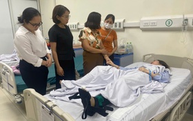 Lãnh đạo phường Dương Nội thăm hỏi, tặng quà nạn nhân trong vụ tai nạn giao thông tối 16/7
