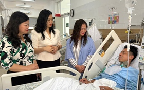 Lãnh đạo phường Tương Mai thăm hỏi chiến sĩ bị thương khi tham gia chữa cháy