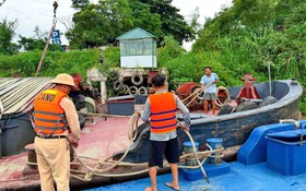 Công an Hà Nội kiểm tra việc ứng phó bão số 3 trên tuyến sông Hồng