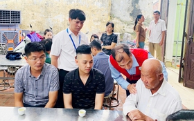 Hội Chữ thập đỏ thành phố Hà Nội động viên, hỗ trợ gia đình các nạn nhân trong vụ lật tàu tại tỉnh Quảng Ninh