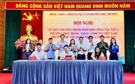 Thường trực HĐND - UBND - Ủy ban MTTQ phường Phú Thượng ký kết chương trình phối hợp