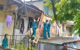 Phường Tương Mai: Lập Sở chỉ huy, hỗ trợ dân gia cố nhà chống bão