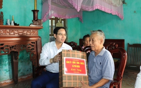 Xã Phú Nghĩa thăm tặng quà tri ân các gia đình chính sách