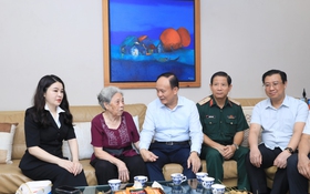 Chủ tịch HĐND Thành phố Nguyễn Ngọc Tuấn thăm, tặng quà gia đình người có công