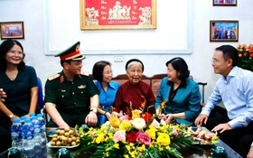 Bí thư Thành ủy Bùi Thị Minh Hoài thăm, tặng quà gia đình chính sách