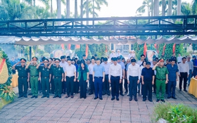 Đảng bộ, chính quyền và nhân dân phường Phú Thượng dâng hương tưởng niệm các Anh hùng liệt sĩ