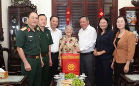 Phó Bí thư Thường trực Thành ủy Nguyễn Văn Phong thăm, tặng quà người có công tiêu biểu phường Đống Đa