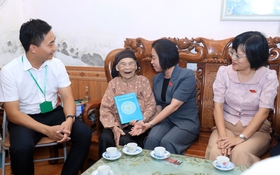 Đoàn ĐBQH thành phố Hà Nội thăm, tặng quà các gia đình có công tại xã Minh Châu