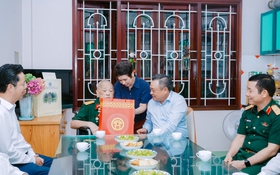 Chủ tịch UBND Thành phố Trần Sỹ Thanh thăm, tặng quà người có công tiêu biểu nhân dịp 27/7