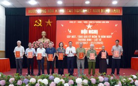 Phường Long Biên tổ chức gặp mặt, tặng quà tri ân nhân kỷ niệm 78 năm Ngày Thương binh - Liệt sĩ