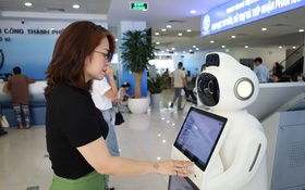 Cách mạng dịch vụ công tại Hà Nội: Robot hướng dẫn, trà miễn phí, không gian xanh chờ đợi