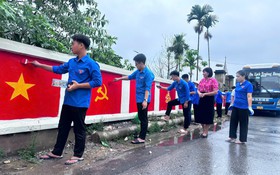 Rực rỡ sắc cờ Tổ quốc trên quê hương Hồng Vân