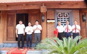 Gắn biển đình làng Cổ Chế xã Đại Xuyên