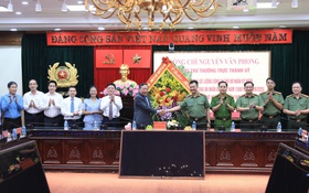 Phó Bí thư Thường trực Thành ủy Nguyễn Văn Phong thăm, chúc mừng Công an Thành phố và cán bộ lão thành cách mạng