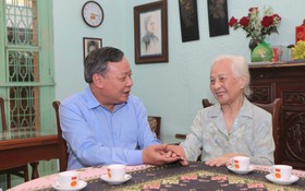 Đồng chí Nguyễn Văn Phong dâng hương tưởng niệm cố Đại tướng Nguyễn Quyết, thăm cán bộ lão thành cách mạng